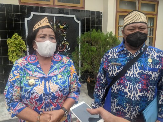 OPTIMAL: Camat Timpah Yunda Neviatrie didampingi Sekretaris Camat Timpah Vandriyono.