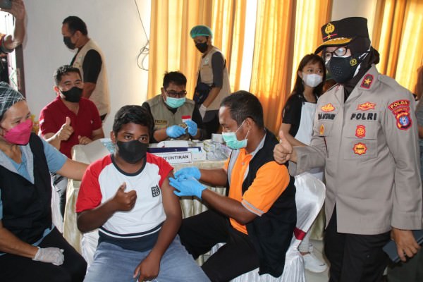 MOTIVASI: Wakapolda Kalteng Brigjen Pol Ida Oetari Poernamasasi memberikan motivasi kepada peserta vaksinasi anak. (FOTO: HUMAS POLDA)