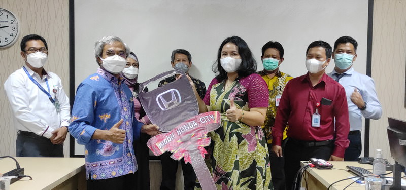 SIMBOLIS: Direktur Utama PT Bank Kalteng Yayah Diasmono Rachmadi didampingi direksi menyerahkan hadiah undian taheta periode XXV berupa Honda City kepada TP Turus Panatau sebagai nasabah Bank Kalteng Cabang Pembantu Tumbang Jutuh di Kantor PT Bank Kalteng