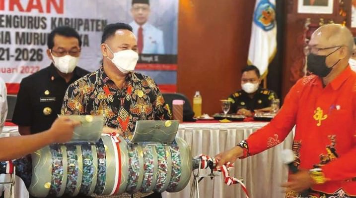 PENGUNDIAN: Ketua DPRD Mura, Doni melakukan pengundian hadiah wajib pajak PBB-P2 di Gedung B Setda Mura, Kamis (20/1) sore.