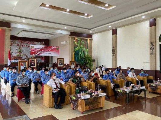 KOMITMEN : Bupati Barito Timur Ampera AY Mebas didampingi Wakil Bupati Habib Said Abdul Saleh beserta FKPD saat kick off penandatanganan bersama pengadan barang dan jasa bersama Pemerintah Provinsi Kalteng secara virtual, Senin (17/1).