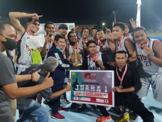 DUKUNGAN : Bupati Barito Timur Ampera AY Mebas menyerahkan piala sekaligus uang pembinaan kepada pemenang turnamen Basketball U-23 di Komplek Olahraga Tamiang Layang, Minggu (23/1).