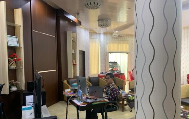 FOKUS : Bupati Barito Timur Ampera AY Mebas menjadi salah satu nara sumber dan mengikuti webinar Pemuda Katolik dengan tema