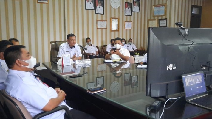 RAPAT : Sekretaris Daerah Kabupaten Gunung Mas Yansiterson memimpin rapat untuk menindaklanjuti surat dari Kementerian Dalam Negeri perihal rapat validasi tambahan penghasilan pegawai (TPP).