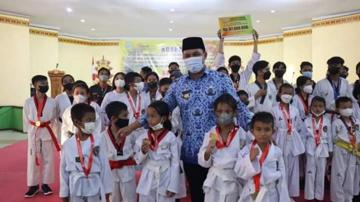 PEDULI OLAHRAGA : Bupati Lamandau H Hendra Lesmana menyapa para atlet karate Lamandau setelah menyerahkan bonus kepada para atlet dan pelatih, belum lama ini.