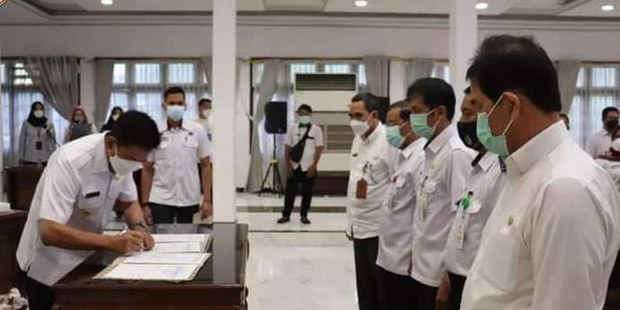 TANDA TANGAN : Bupati Barito Utara H Nadalsyah menandatangani dokumen perjanjian kinerja dengan kepala perangkat daerah lingkup Pemkab Barito Utara, Rabu (19/1).