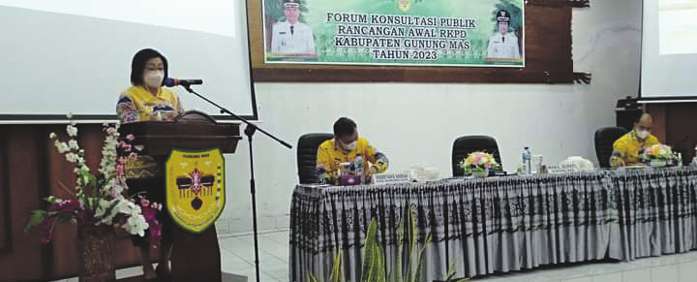 MEMBUKA: Wakil Bupati Gunung Mas Efrensia LP Umbing membuka Forum Konsultasi Publik Rancangan Awal RKPD Kabupaten Gunung Mas, Kamis (27/1) lalu.