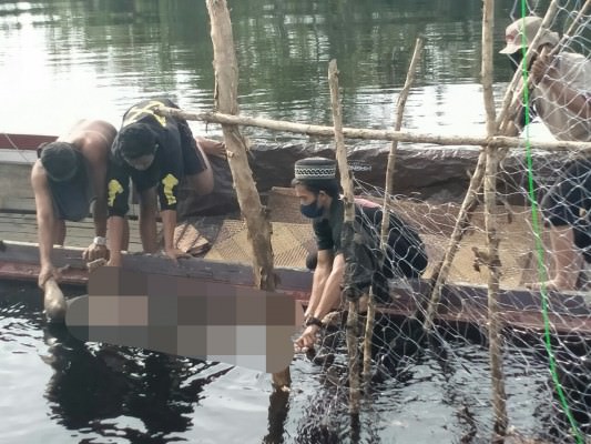 DIEVAKUASI: Jasad Ahmad dievakuasi, setelah ditemukan mengapung di DAS Sebangau, Selasa (18/1/2022) pagi. (POLRES PULANG PISAU UNTUK KALTENG POS)