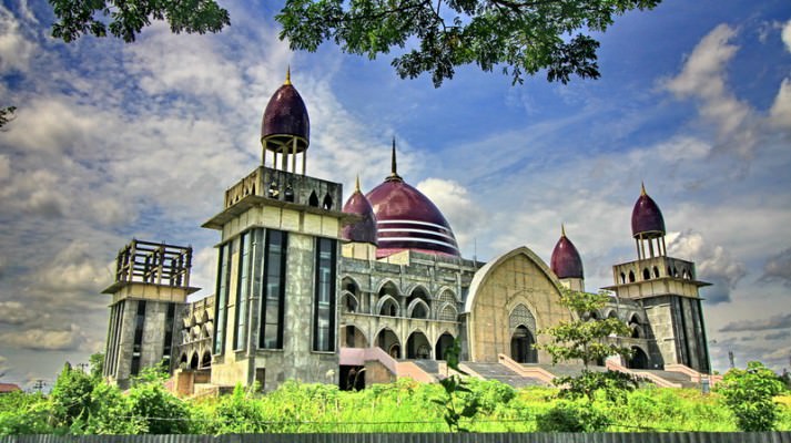 MEGAH: Bangunan Masjid Kubah Kecubung yang terletak di kawasan Bundaran Burung, Jalan RTA Milono, Kota Palangka Raya, Selasa (25/1). FOTO: DENAR/KALTENG POS