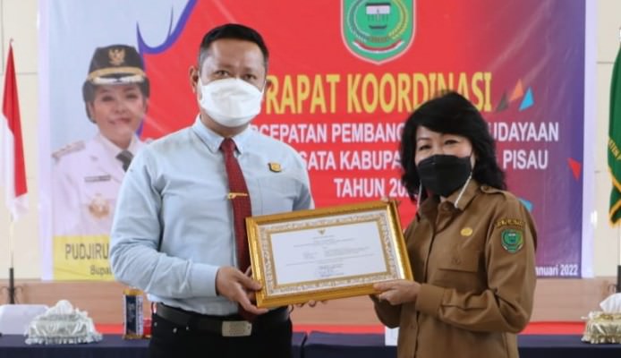BENTUK APRESIASI: Bupati Pulang Pisau Pudjirustaty Narang memberikan piagam penghargaan kepada Kajari Pulpis Dr Priyambudi atas partisipasi dan dukungannya terhadap kemajuan pembangunan budpar di Kabupaten Pulpis. FOTO: KEJARI PULPIS UNTUK KALTENG POS