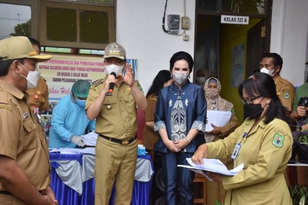 ARAHAN: Bupati Kapuas Ben Brahim S Bahat didampingi Ketua TP PKK yang juga Anggota DPR RI Dapil Kalteng Ary Egahni Ben Bahat saat memberikan arahan kepada para guru, pada pelaksaan vaksinasi di SDN 3 Selat Hilir Kuala Kapuas, belum lama ini.