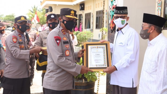 PENGHARGAAN: Tiba di Polres Barsel, Kapolda Kalteng Irjen Pol Drs. Nanang Avianto, M.Si memberikan reward pada tokoh adat dan masyarakat. (FOTO: HUMAS POLDA)