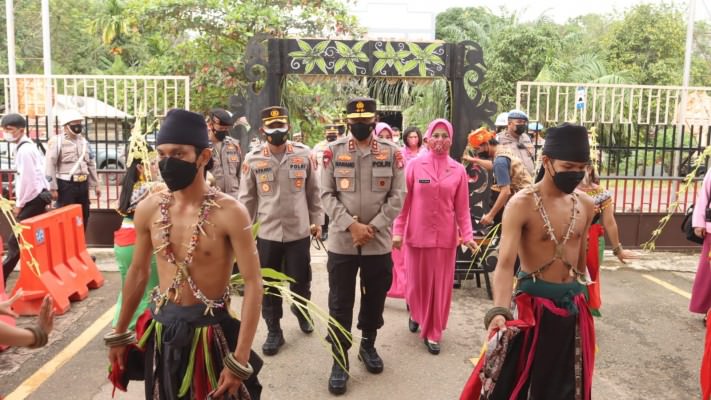 KUNJUNGAN KERJA: Kapolda Kalteng Irjen Pol. Drs Nanang Avianto, M.Si dan rombongan disambut dengan acara adat dan jajaran kehormatan di pintu masuk Mapolres Bartim, Selasa (25/1). (FOTO: HUMAS POLDA)