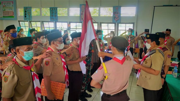 PELANTIKAN: Ketua Kwarcab Gerakan Pramuka Kapuas Dr. H. Suwarno Muriyat melantik Camat Kapuas Tengah Mises, S.STP. M.Si sebagai Ketua Mabiran dan Oyeng, S.Pd jabat Ketua Kwaran beserta Andalan Ranting juga membuka KMD Pramuka se Kwaran Kapuas Tengah, di A