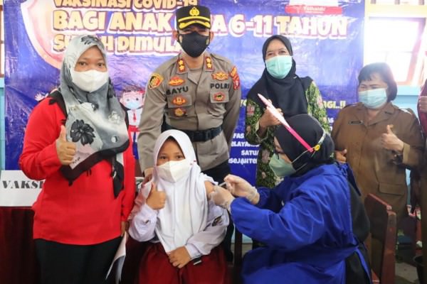 VAKSINASI: Kapolres Seruyan AKBP Bayu Wicaksono meninjau pelaksanaan vaksinasi anak usia 6-11 tahun di SDN 2 Kuala Pembuang, kemarin. (FOTO: HUMAS POLDA)
