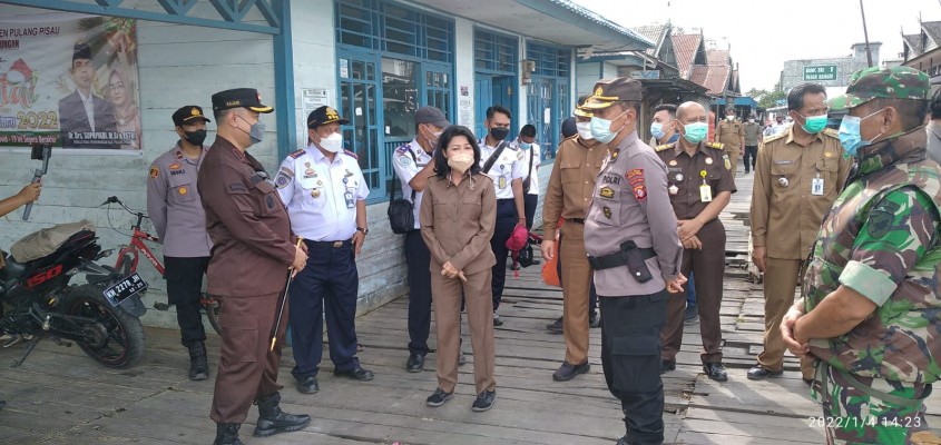 Bupati Pulang Pisau Pudjirustaty Narang saat melakukan peninjauan kondisi pelabuhan di Pasar Bahaur, Selasa (4/1). Saat itu bupati meminta kepada BPTD Kalteng agar dapat membantu pembangunan atau rehab berat pelabuhan pasar tersebut.