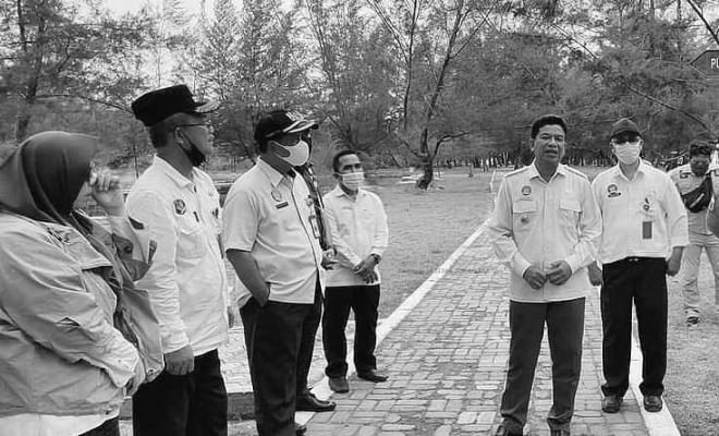 DISKUSI: Wakil Bupati Sukamara, H Ahmadi berdiskusi bersama jajaran, disela-sela kunjungan kerja di Kecamatan Jelai, belum lama tadi