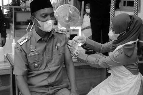DUKUNG VAKSINASI: Bupati Sukamara, H Windu Subagio diberikan suntikan vaksin Booster, di Pus-kesmas Sukamara, belum lama tadi.