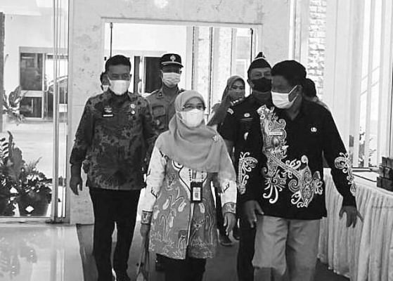 TERIMA KUNJUNGAN: Wakil Bupati Sukamara, H Ahmadi meyambut kunjungan kerja KKP Pratama Pangkalan Bun, belum lama ini.