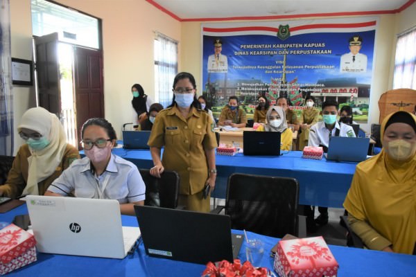TINJAU: Kepala Disarpustaka Kapuas Komari (berdiri) meninjau langsung lokasi pelaksanaan pra bimtek Aplikasi Srikandi undangan enam dinas dan satu kelurahan yang akan menjadi percontohan, di Aula Disarpustaka Kapuas, Senin (24/1).