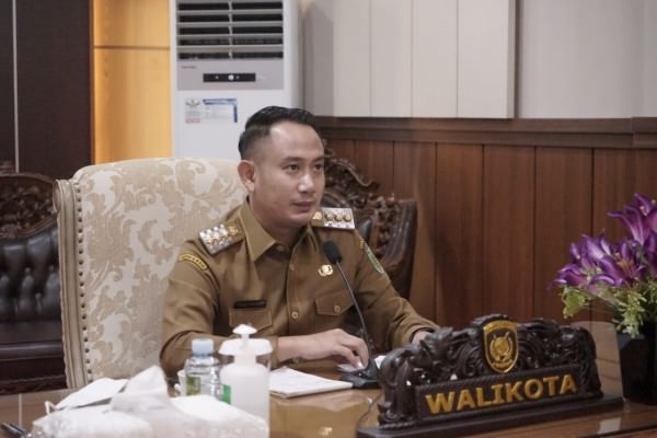 MEMIMPIN: Wali Kota Palangka Raya Fairid Naparin memimpin apel awal tahun secara virtual di paviliun Rumah Jabatan Wali Kota Palangka Raya, Senin (3/1).