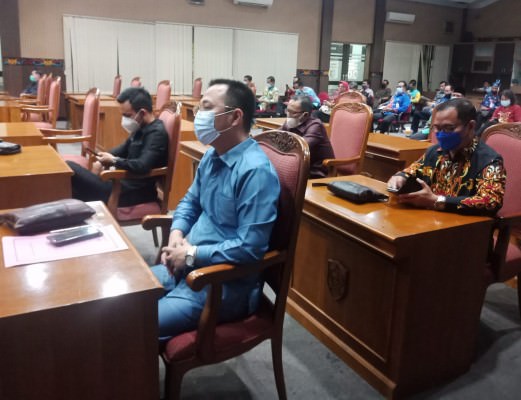 RAPAT: Sekretaris Komisi I DPRD Kabupaten Kotim Hendra Sia (depan kanan) saat mengikuti rapat paripurna, beberapa waktu lalu. (BAHRI/KALTENG POS)