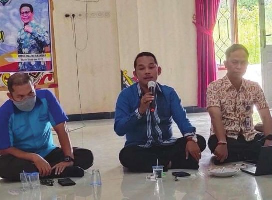 BERI SAMBUTAN: Waket II DPRD Mura, Rahmanto Muhidin (dua dari kiri) dalam rapat koordinasi program pendamping desa, Rabu (12/1).