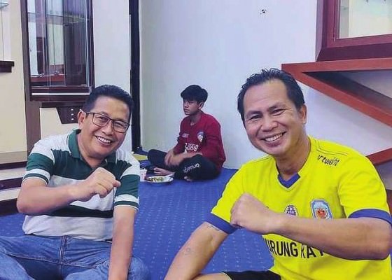 JALIN KEKOMPAKAN: Anggota DPRD Mura, Susilo (kanan) dijamu Wabup Rejikinnor di Rujab usai laga persahabatan sepak bola, belum lama ini.