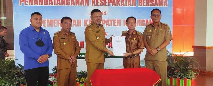 KESEPAKATAN KERJA SAMA: Bupati Katingan Sakariyas dan Bupati Melawi H Dadi Sunarya Usfa Yursa disaksikan Wakil Bupati Katingan Sunardi dan Wakil Bupati Melawi Kluisen, ketika memperlihatkan nota kerja sama yang telah ditanda tangani kedua belah pihak, Sel