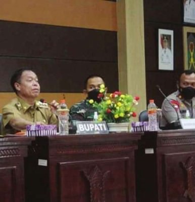 RAPAT - Bupati Katingan Sakariyas ketika memimpin rapat pembahasan mengenai percepatan pelaksanaan vaksinasi di aula Bappelitbang Kabupaten Katingan, Senin (17/1).
