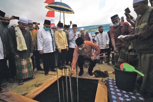 DENAR/KALTENG POS BATU PERTAMA: Wakil Gubernur Kalimantan Tengah H Edy Pratowo saat meletakkan batu pertama pembangunan Ponpes Tanwirul Muslimin di Jalan Talawang Raya, Kelurahan Panarung, Kecamatan Pahandut, Kota Palangka Raya, Sabtu (29/1).