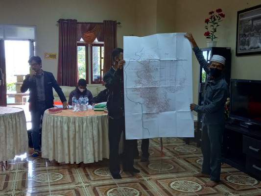SAMPAIKAN TUNTUTAN: Sejumlah perwakilan warga memperlihatkan peta perusahaan yang diduga menggarap lahan di luar HGU saat pertemuan bersama pihak manajemen PT NAL, Rabu (2/2).