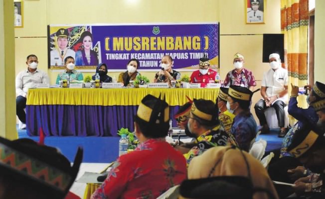 ARAHAN: Bupati Kapuas Ben Brahim S Bahat bersama Ketua TP PKK Kapuas yang juga Anggota DPR RI Ary Egahni Ben Bahat saat memberikan arahan sekaligus membuka langsung Musrenbang di Kantor Kecamatan Kapuas Timur, belum lama ini.