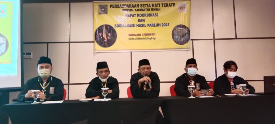 PARA NARASUMBER: Sesepuh tingkat II PSHT 3, Kangmas AKBP (Purn) Nandung Winarno (Tengah) membuka Rakorwil PSHT Kalteng sekaligus memberikan sambutan. HUMAS PSHT