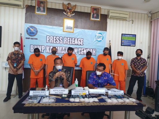 PEREDARAN NARKOBA: Kepala BNNP Kalteng Brigjen Pol Roy H Siahaan memimpin ekspos pengungkapan kasus narkoba di Kantor BNNP, kemarin (16/2).