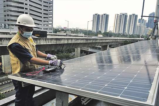PERAWATAN: Seorang pekerja melakukan perawatan panel.listrik tenaga Surya di gedung perkantoran yang ada di Jakarta.