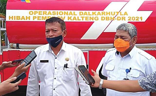 WAWANCARA  : Kepala Pelaksana BPBD Kabupaten Barito Selatan Alip Suraya didampingi Kasi Logistik dan Kedaruratan Suwono saat diwawancarai wartawan di Buntok, Kamis (10/2).
