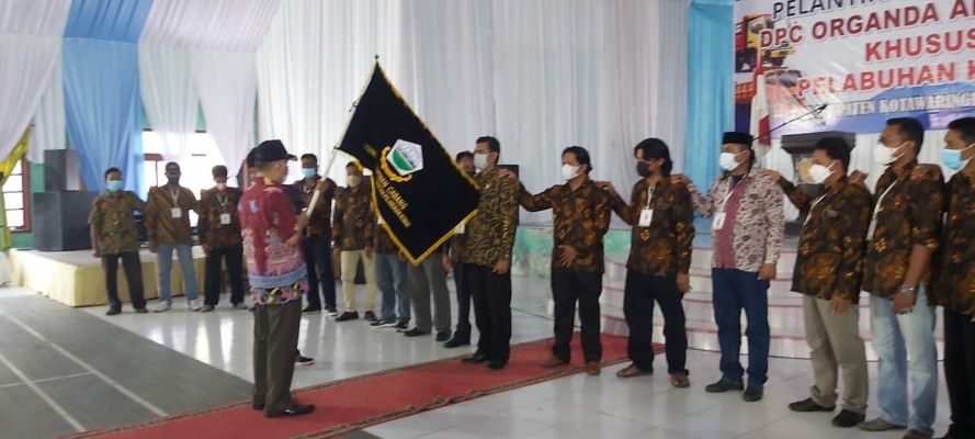 DILANTIK : Sekretaris DPD Organda Provinsi Kalteng Ducun Umar ketika melantik Pengurus DPC Organda Angkutan Khusus Pelabuhan Kumai di Aula Kecamatan, Kamis (17/2). Foto: Soni/ kaltengonline.com