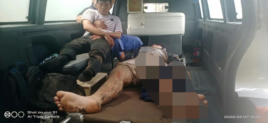 DIEVAKUASI: Korban kecelakaan tunggal di Jembatan Tumbang Nusa saat dievakuasi untuk mendapat pertolongan medis. (IST UNTUK KALTENG POS)