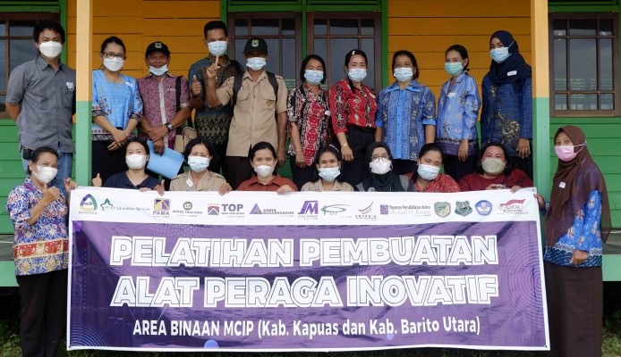 GURU DI BUHUT: Perwakilan PT Pama, tim Yayasan YPAMDR dan guru pada pelatihan di SDN 1 Buhut.