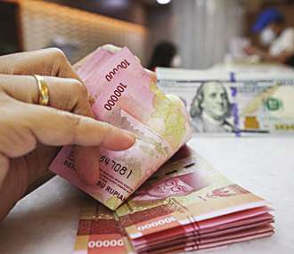 ILUSTRASI : Pergerakan nilai tukar mata uang rupiah terhadap dolar Amerika Serikat (AS) berpotensi melemah seiring dengan minat pelaku pasar terhadap aset berisiko tinggi.
