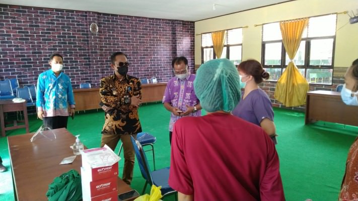 Camat Pahandut Berlianto (baju batik hitam cokelat) saat melakukan koordinasi dengan pihak Puskesmas Marina Permai tentang pelaksanaan antigen di SMAN 2 Palangka Raya, Kamis (10/2).