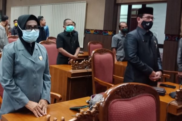 HADIRI: Anggota Fraksi Golkar Hj.Mariani saat mengikuti rapat internal, Selasa (15/2) kemarin. Foto: Bahri/ kaltengonline.com