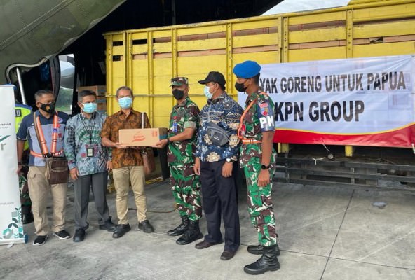 Kementerian Perdagangan dibantu TNI melakukan pengiriman stok minyak goreng ke Sorong, Jayapura dan Marauke untuk mendukung ketersediaan minyak goreng di Provinsi Papua dan Papua Barat. (Kemendag for JawaPos.com)