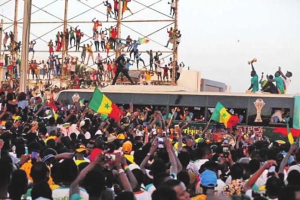 JUARA : Warga Senegal merayakan kemenangan dan menyambut tim nasional sepak bola mereka setelah tiba di Kota Dakar usai menjuarai Piala Afrika 2022.