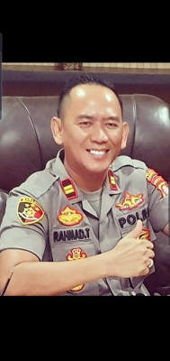 Iptu Rahmad Tuah SH MM membagikan nasi bungkus usai salat Jumat.