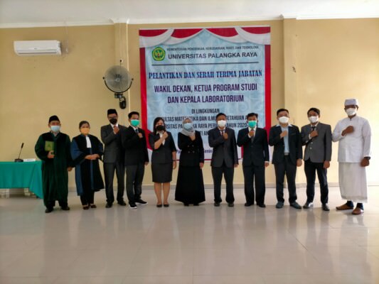 KOMPAK  : Dekan FMIPA UPR Dr Siti Sunariyati besama enam orang pejabat yang baru dilantik dan para rohaniawan selesai pelantikan, Senin (14/3) FOTO ISMAIL