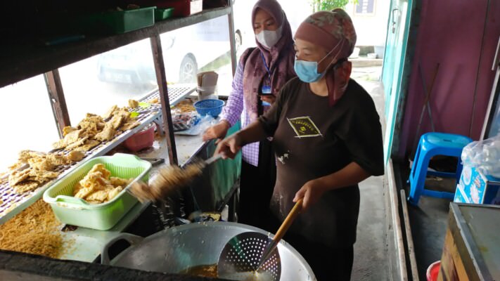 TETAP BUKA: Siti Muliasaroh sedang mengolah aneka gorengan di warungnya, Jalan Kinibalu, Palangka Raya, Selasa (15/3).