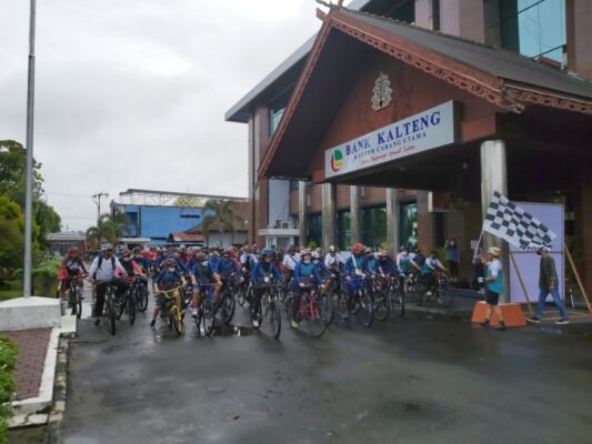 FUN BIKE: Bank Kalteng menggelar fun bike Sepeda Komunitas Bank Kalteng (Sekoteng) volume dua, Minggu (27/3). ANISA/KALTENG POS