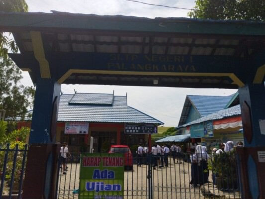 UJIAN AKHIR: Hari pertama pelaksanaan UAS di SMPN 1 Palangka Raya, Senin (28/3).
